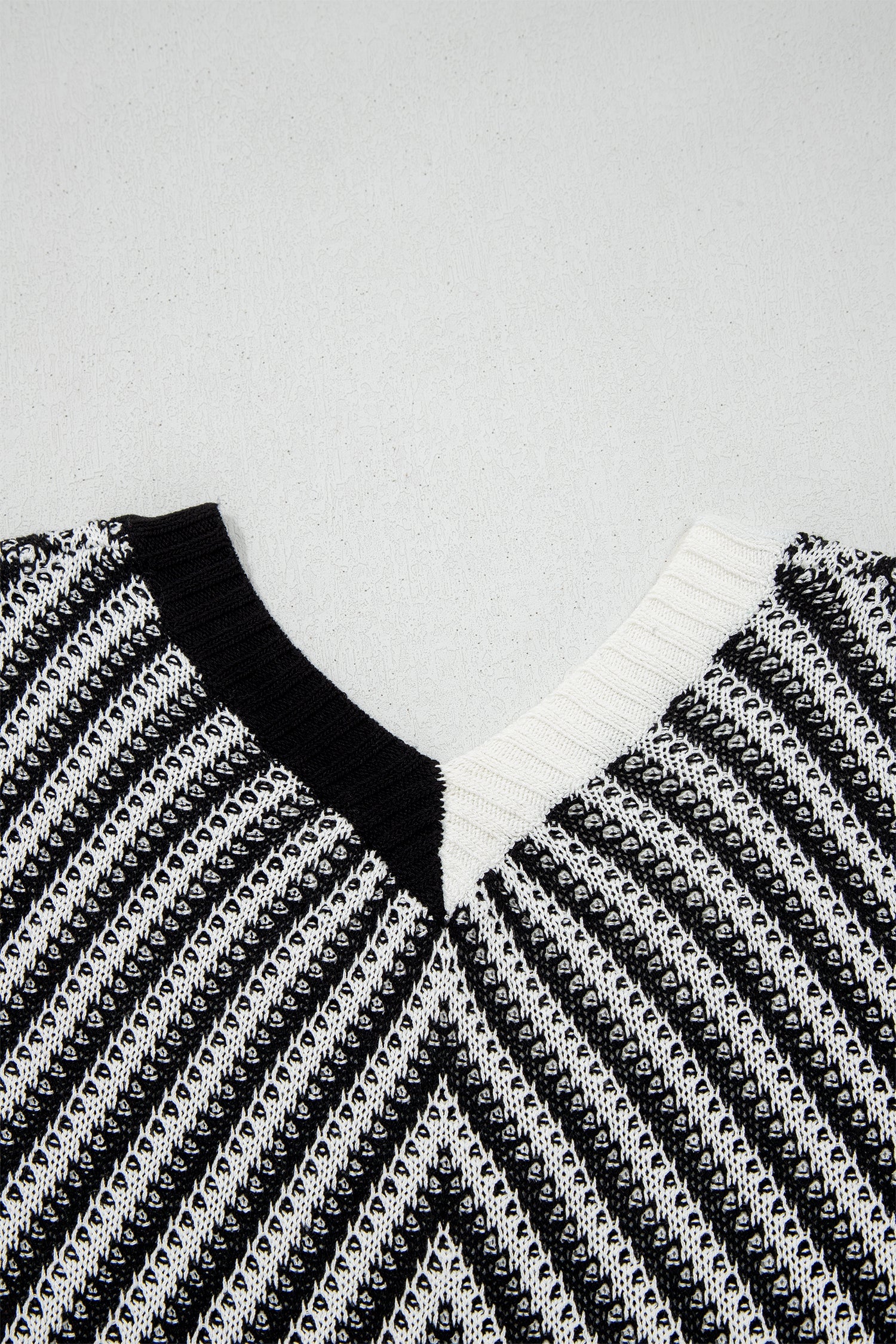 Chevron Contrast V-Neck Sleeveless Sweater Top