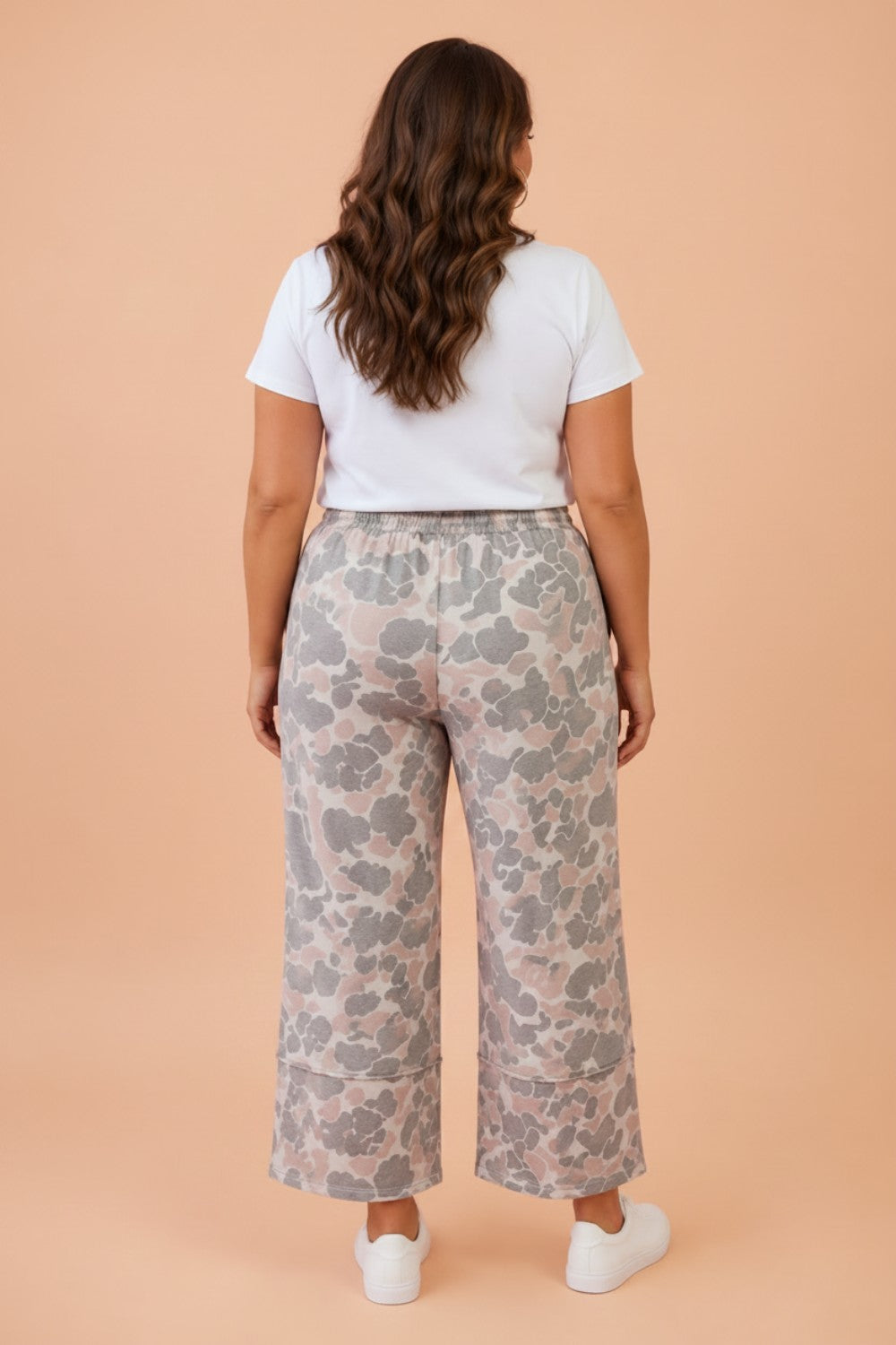 Plus Size Camo Patch Pocket Drawstring Cropped Pants