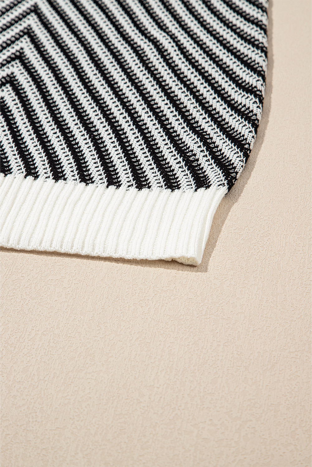 Chevron Contrast V-Neck Sleeveless Sweater Top