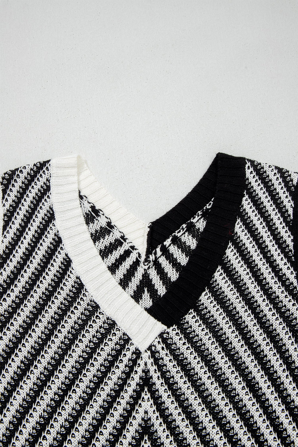Chevron Contrast V-Neck Sleeveless Sweater Top