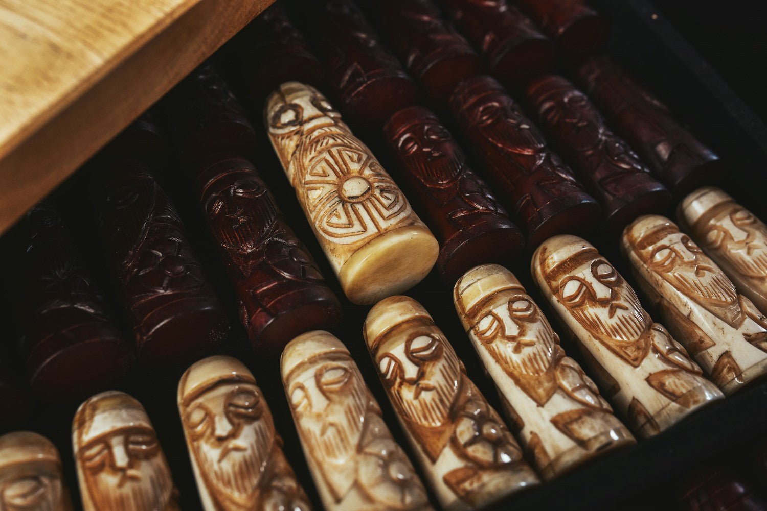 Hnefatafl Set – King's Board with Ox-Bone Pieces