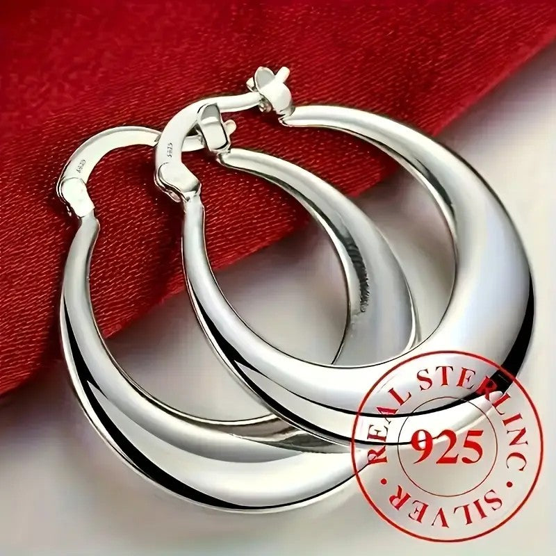Circle Earrings, Simple And Grand, Outline Elegant Contours With Smooth Lines, Featuring A Soft Luster That Adds A Touch Of Sophistication To Your Outfit.