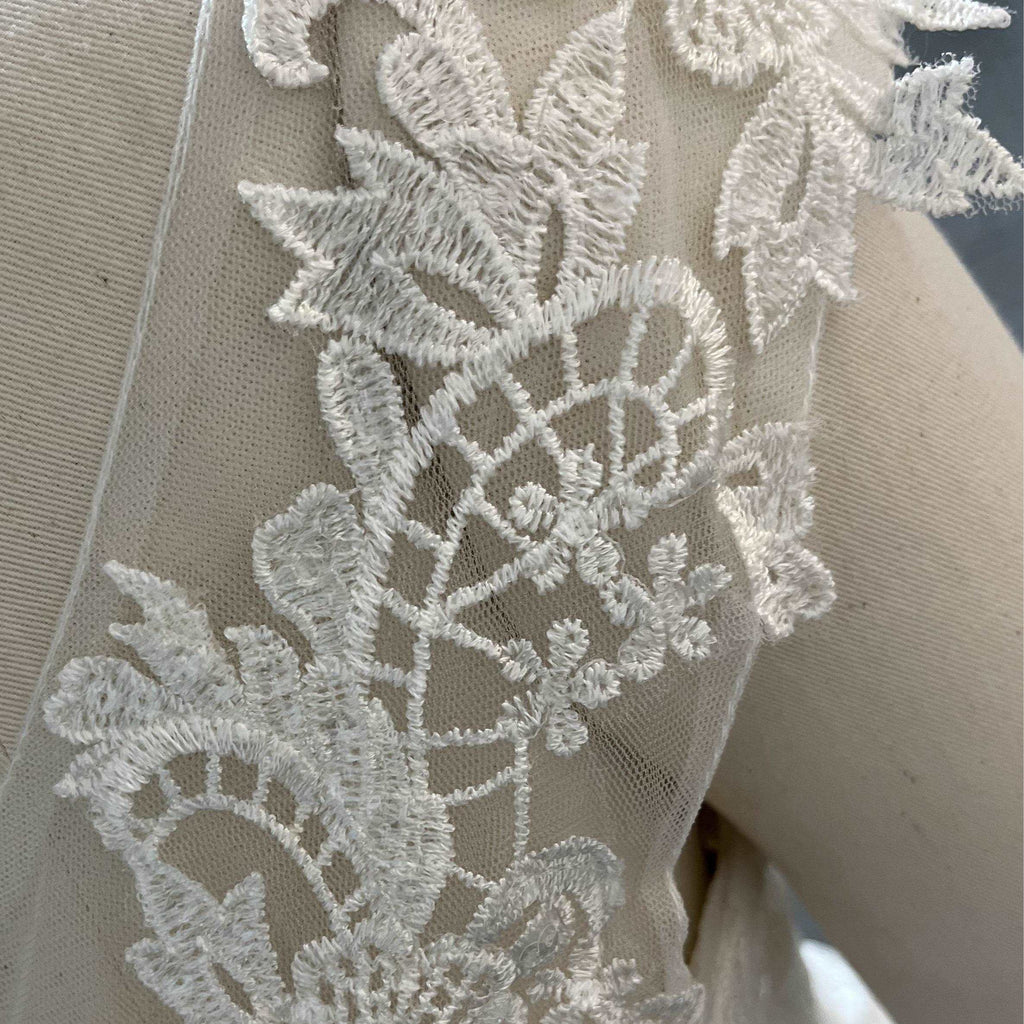 (LIVE 72) Fashionable minimalist handmade embroidered lace wedding dress.