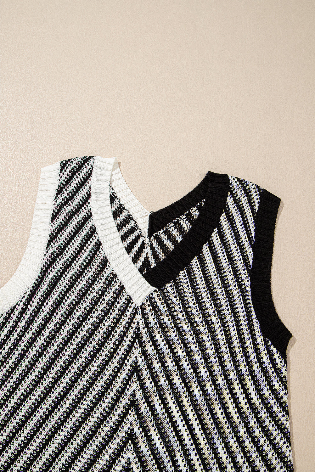 Chevron Contrast V-Neck Sleeveless Sweater Top