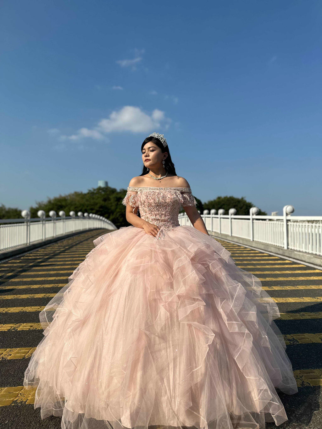 (LIVE 37) Gowns shine, lace details, light up occasions.