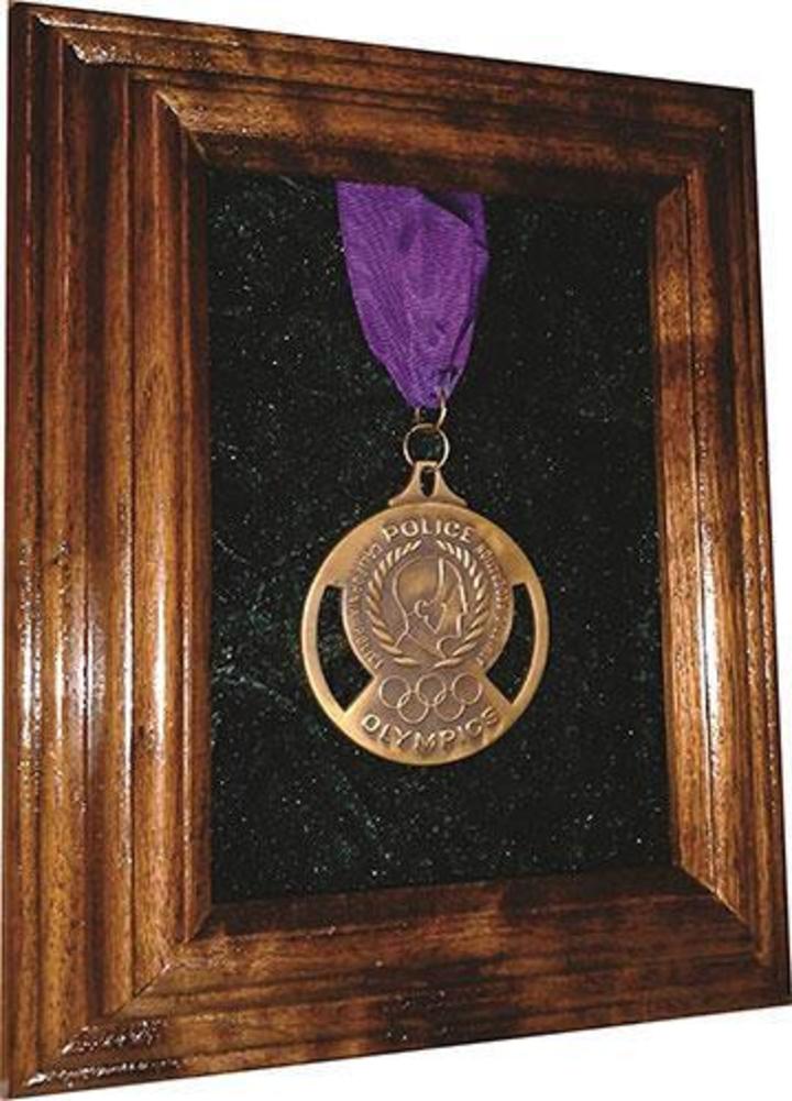 Flag Connections Single Medal Awards Case - 5x7 Walnut (Black Velvet).