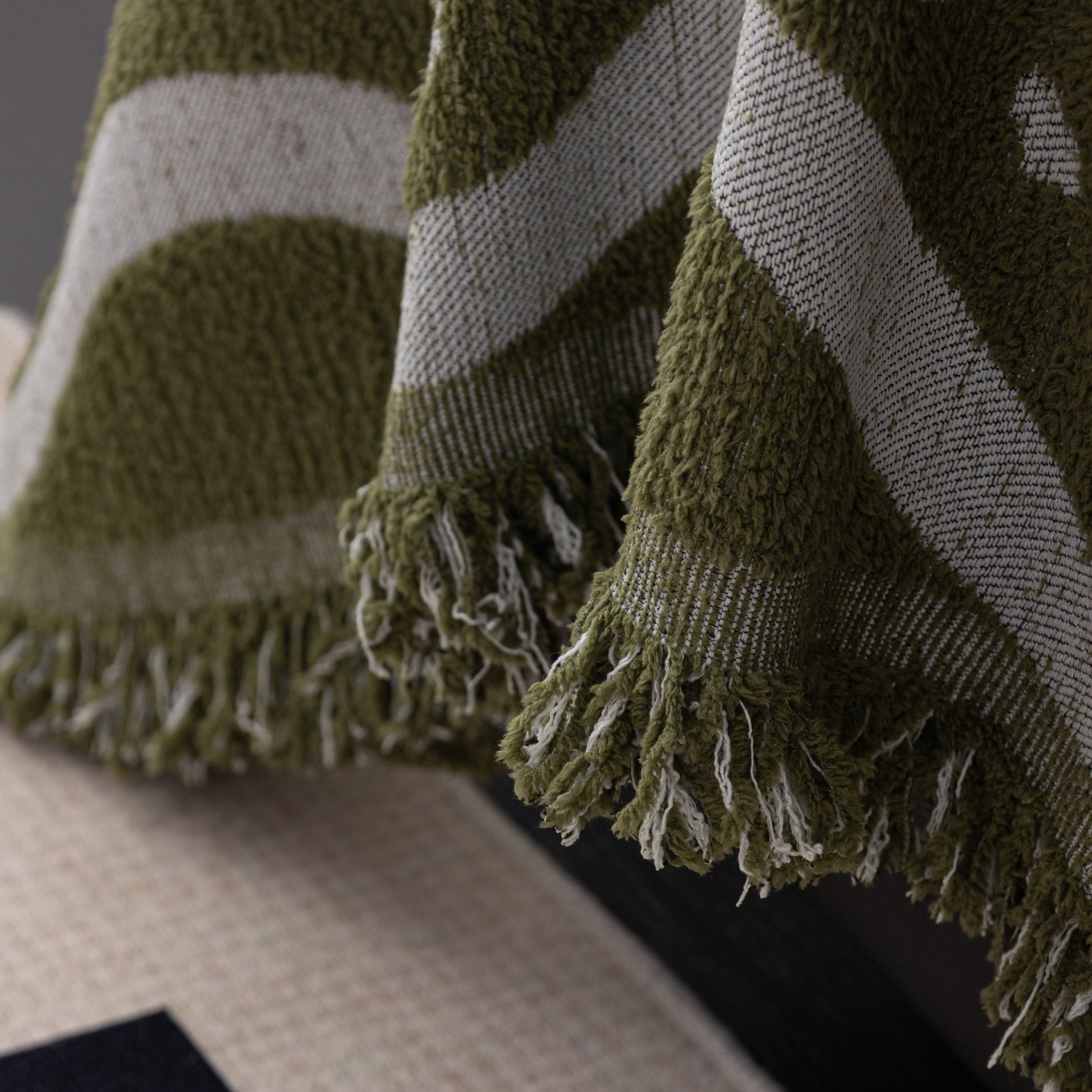 Luxurious Jacquard Couch Cover, Snag-Resistant Pet Friendly Couch Throw with Fringe