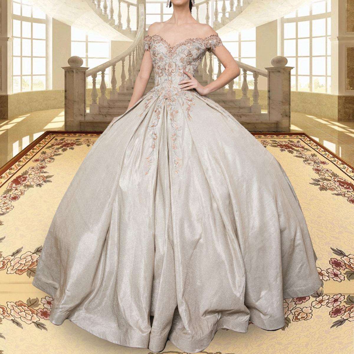 (LIVE 43) Gowns on, mermaid style, fashionable presence.