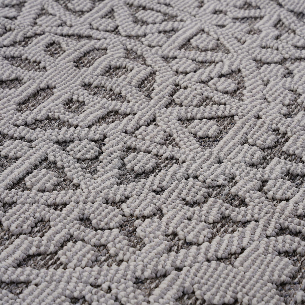 Guros - 4' X 6' Medallion Indoor / Outdoor Area Rug - Gray / White
