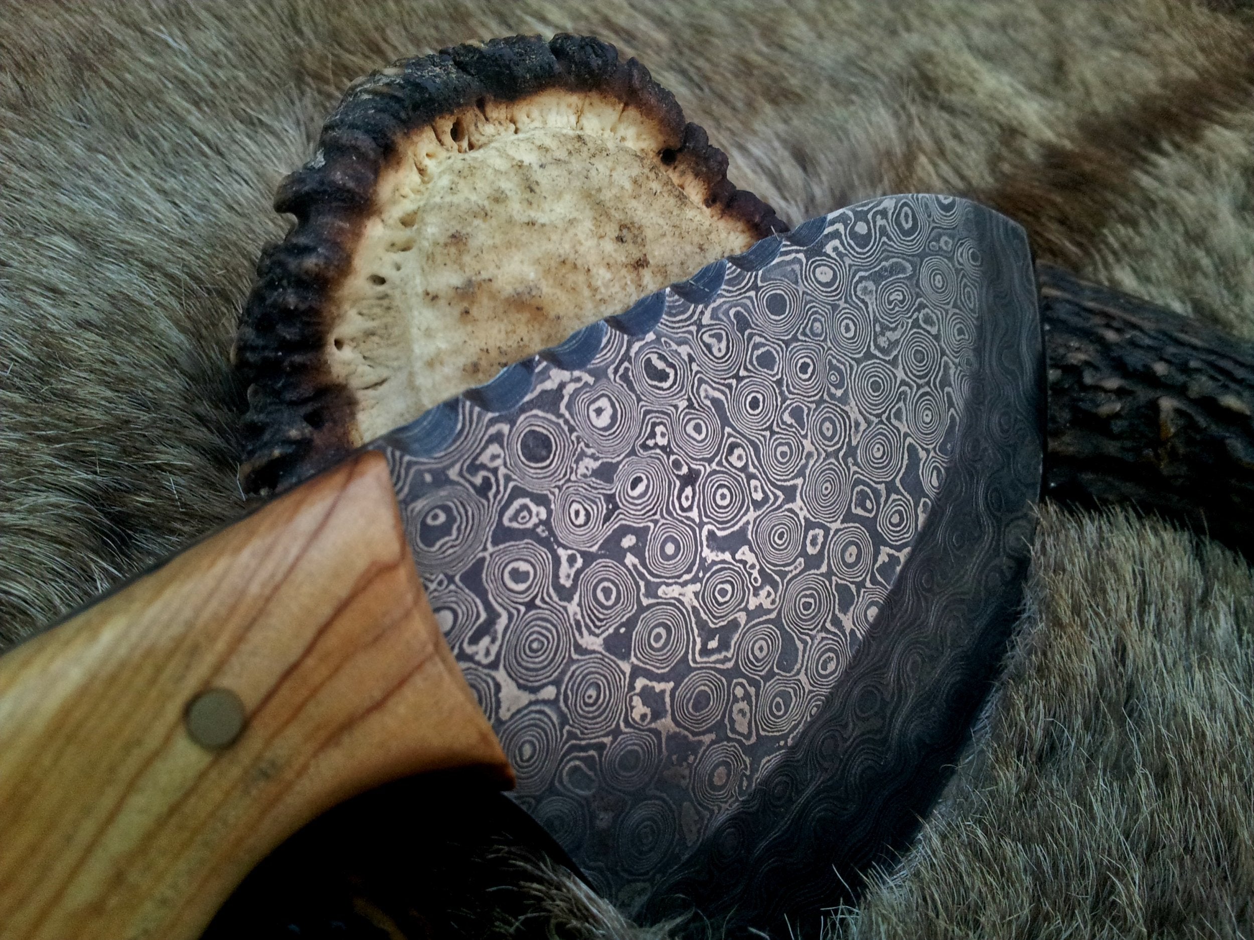 Raindrops Damascus Steel Gut Hook Skinning Knife – 9 Inch Overall Length with Olive Wood Handle