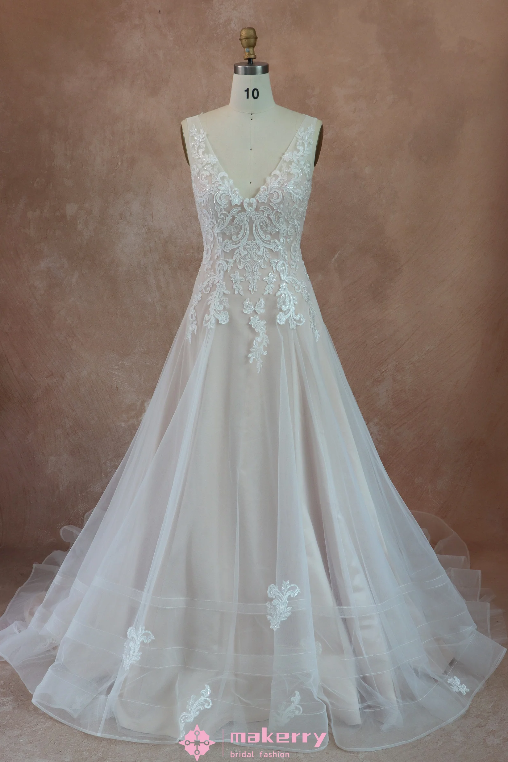 Ultra-romantic V-neck Heart-shape Back Wedding Gown