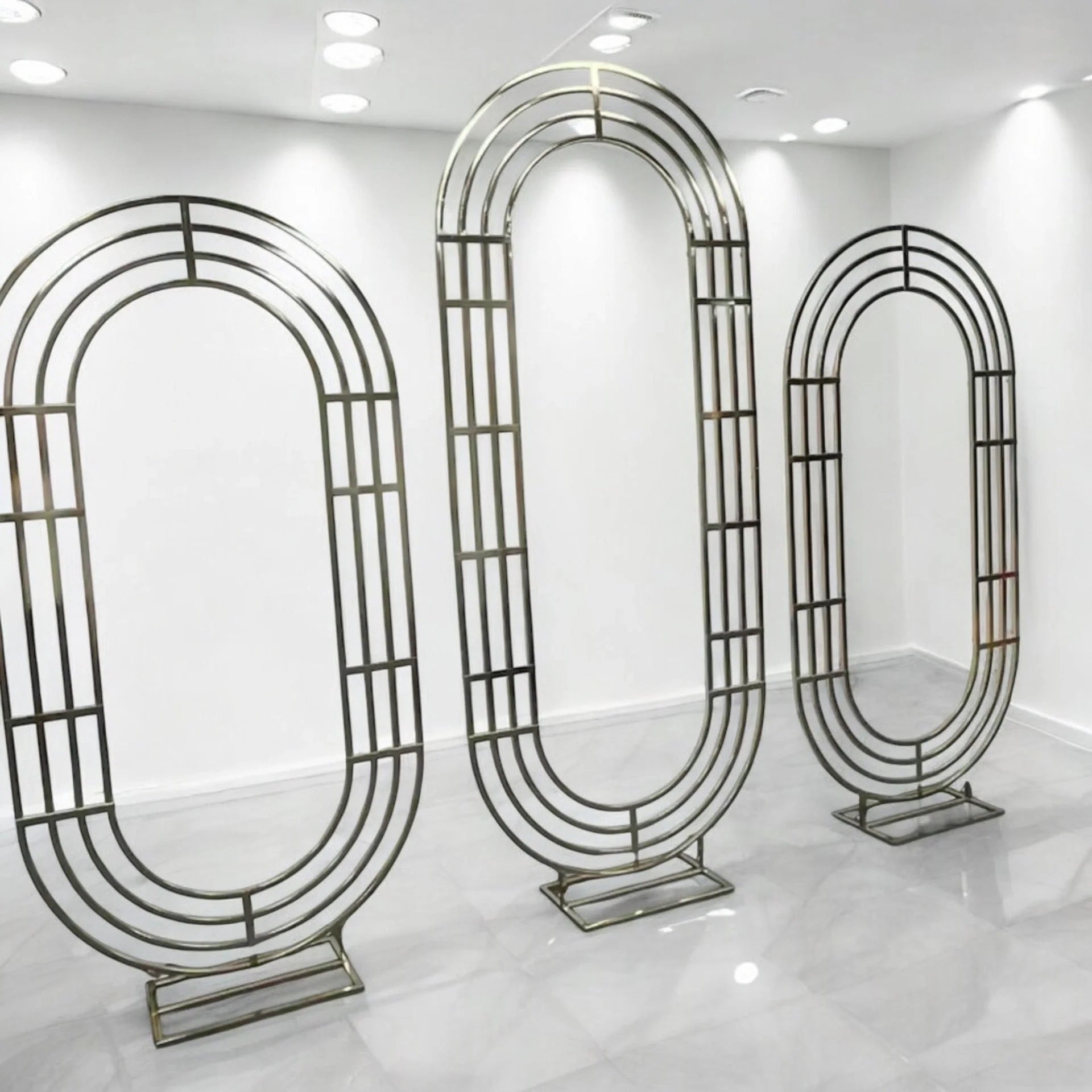 Noval Shiny Gold Wedding Backdrop Stand – Elegant Metal Arch