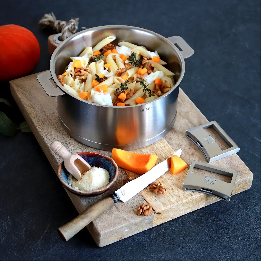 Saucepan with handle set