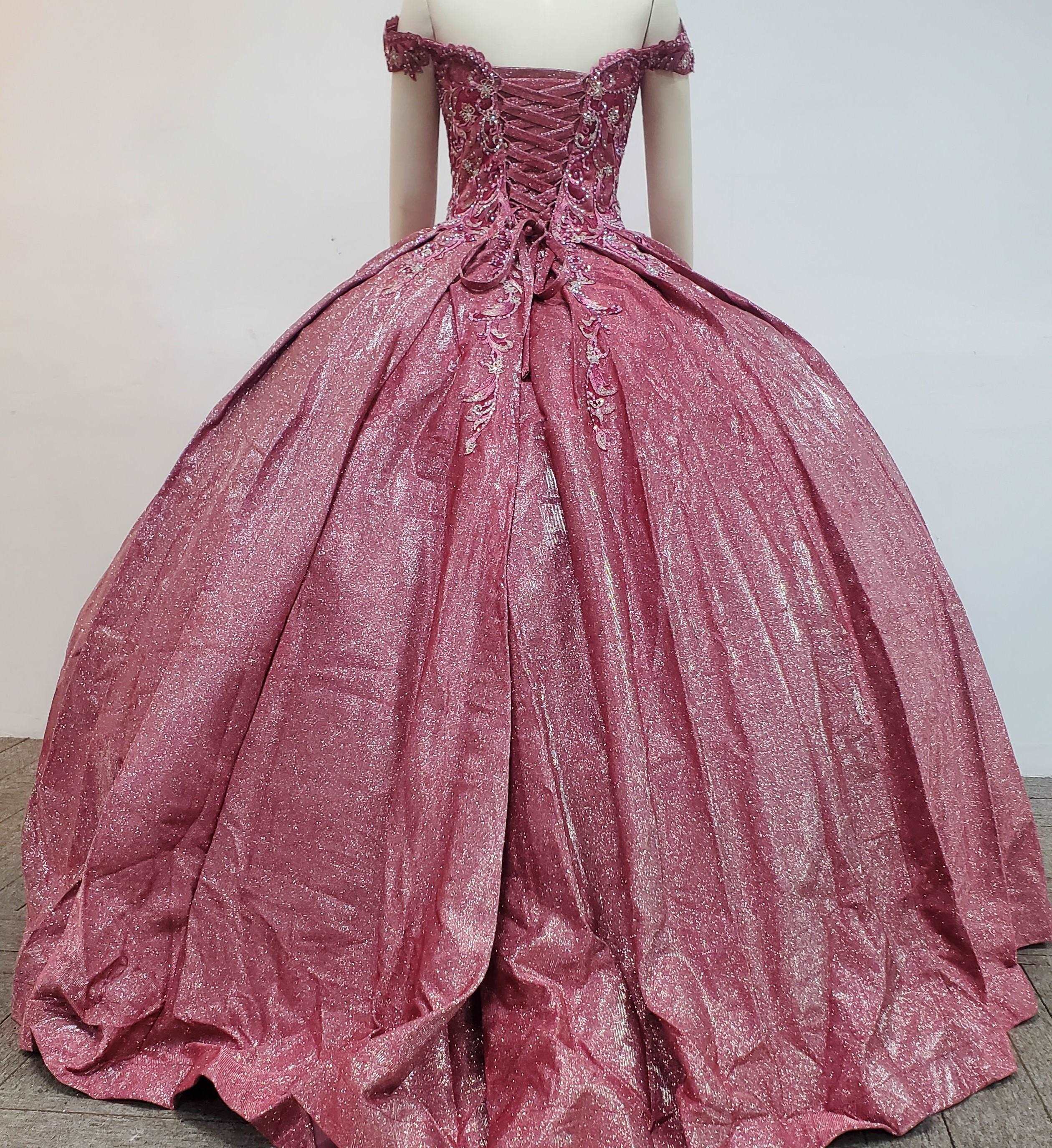 (LIVE 43) Gowns on, mermaid style, fashionable presence.
