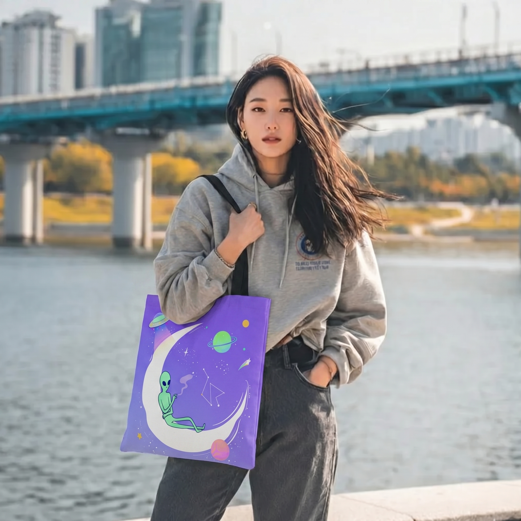 Chilling Alien Tote Bag Medium
