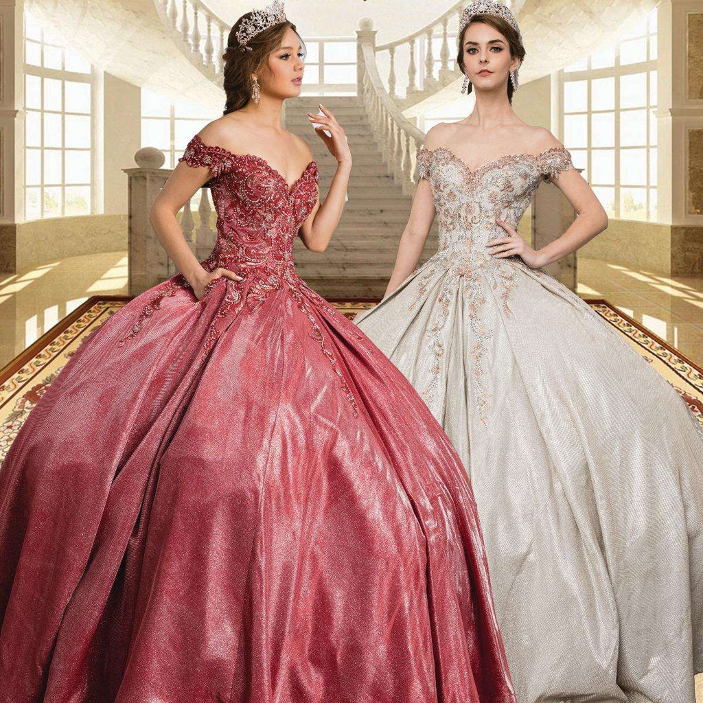 (LIVE 43) Gowns on, mermaid style, fashionable presence.