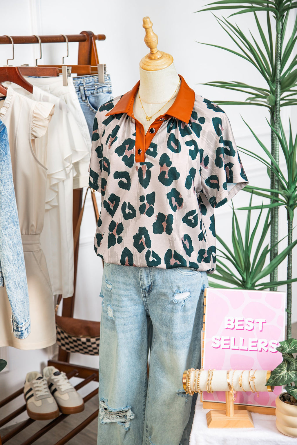 Leopard Buttoned Contrast Collar Short Sleeve Blouse