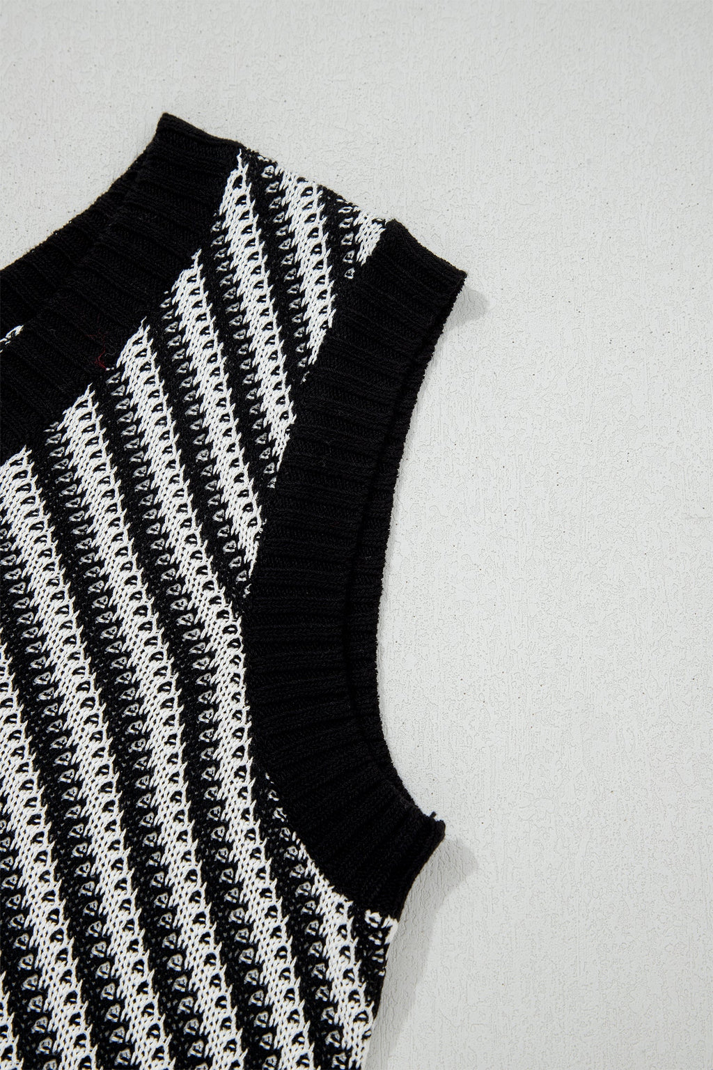 Chevron Contrast V-Neck Sleeveless Sweater Top