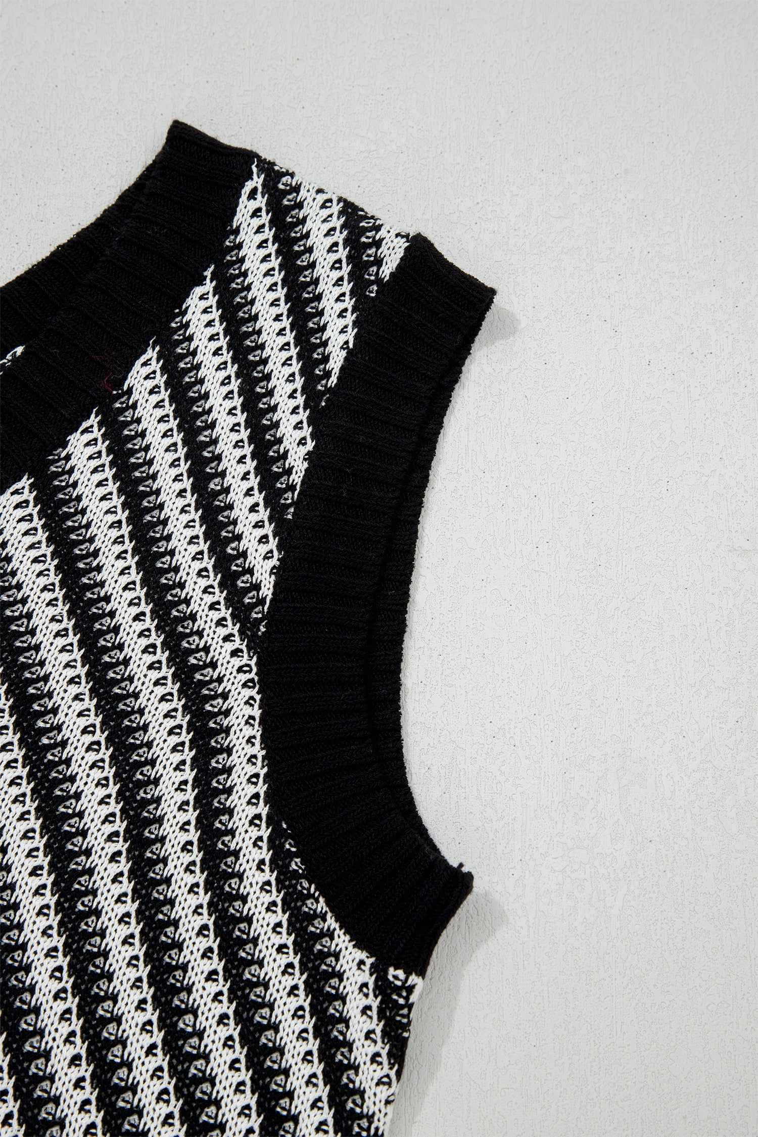 Chevron Contrast V-Neck Sleeveless Sweater Top