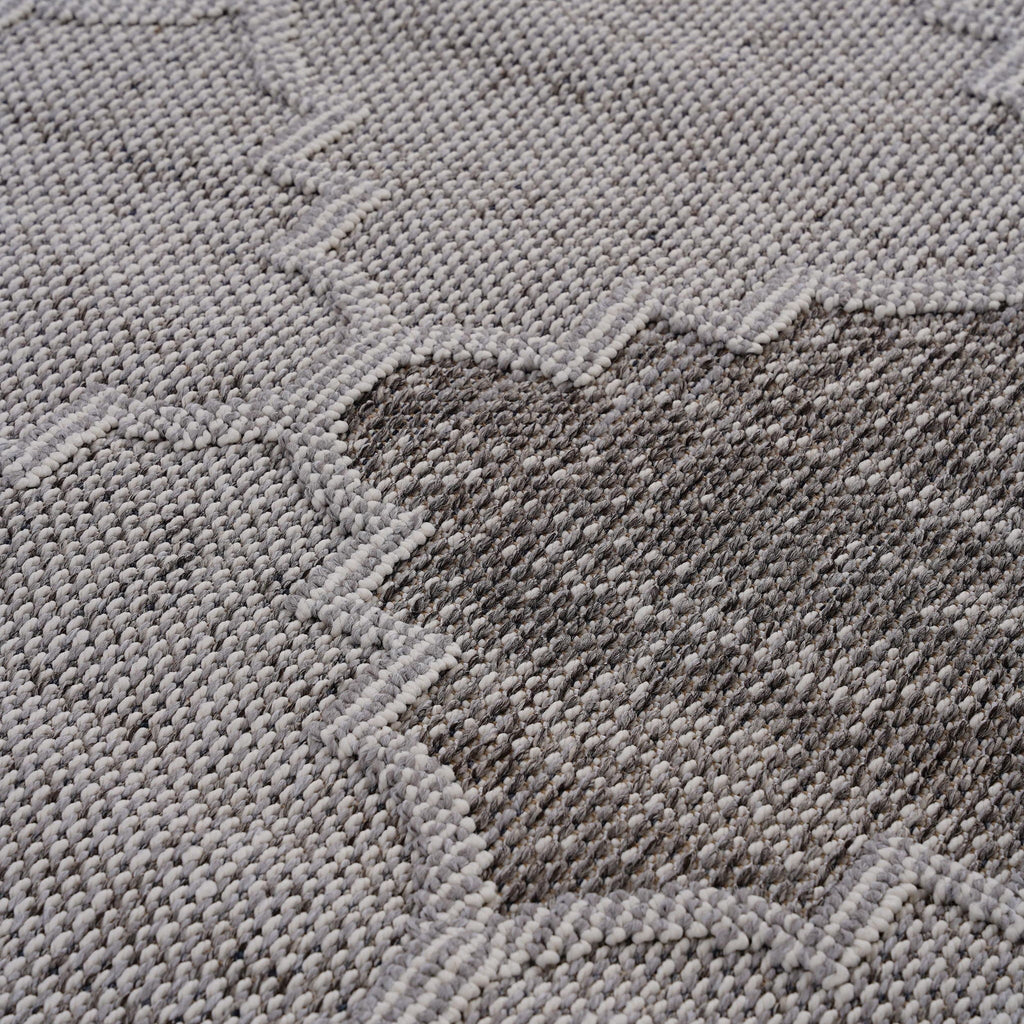 Guros - 6' X 9' Trellis Indoor / Outdoor Area Rug - White / Gray