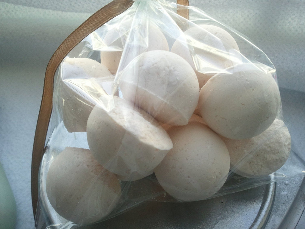 14 bath bombs in Vanilla fragrance, gift bag bath fizzies, ultra-moisturizing