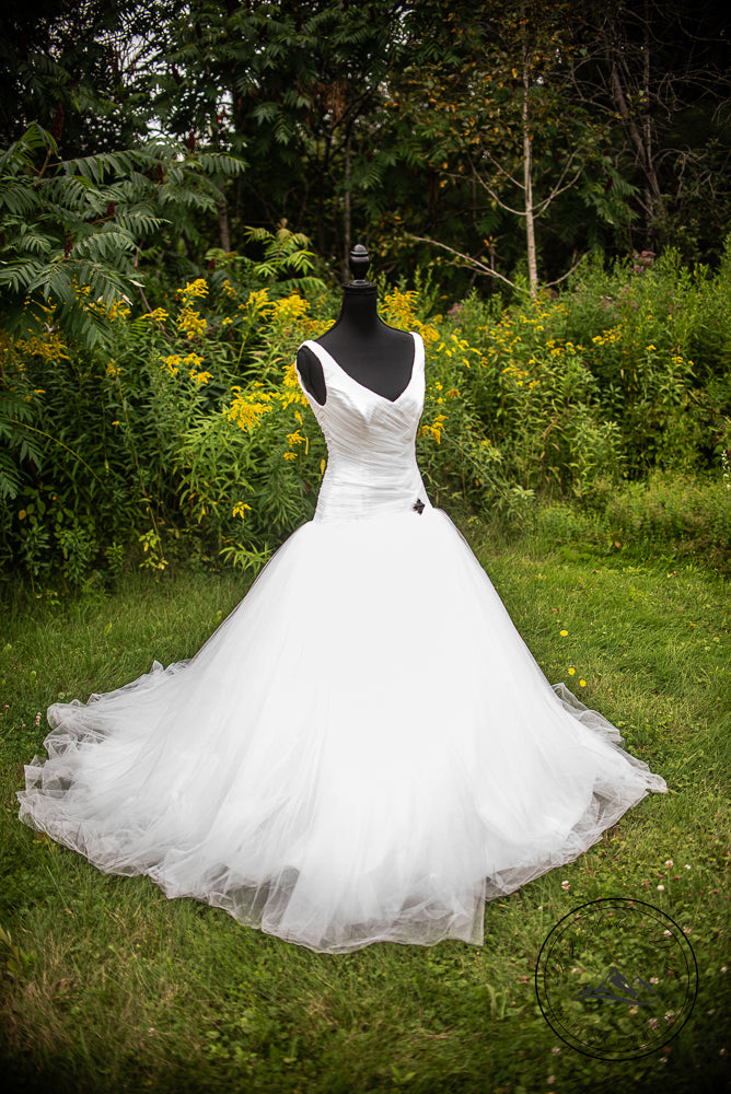 Discontinued Maggie Sottero J1107 Bridal Gown – Size 6