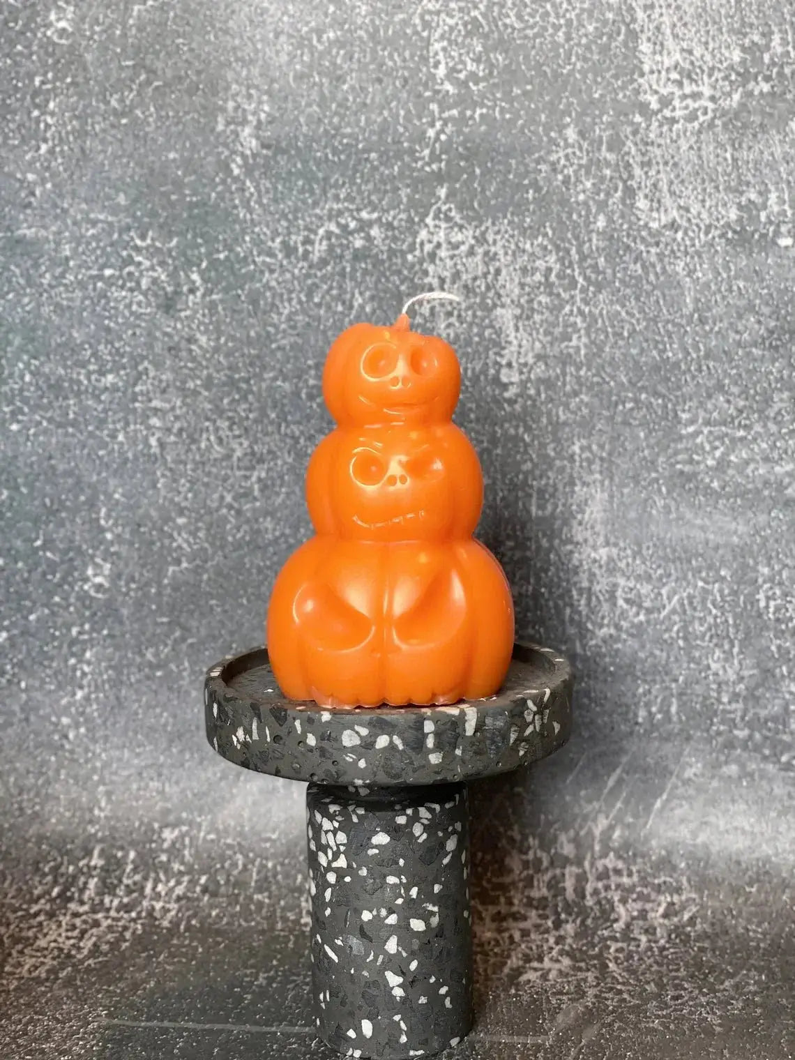 Handmade Pumpkin Candles for a Festive and Fun Atmosphere