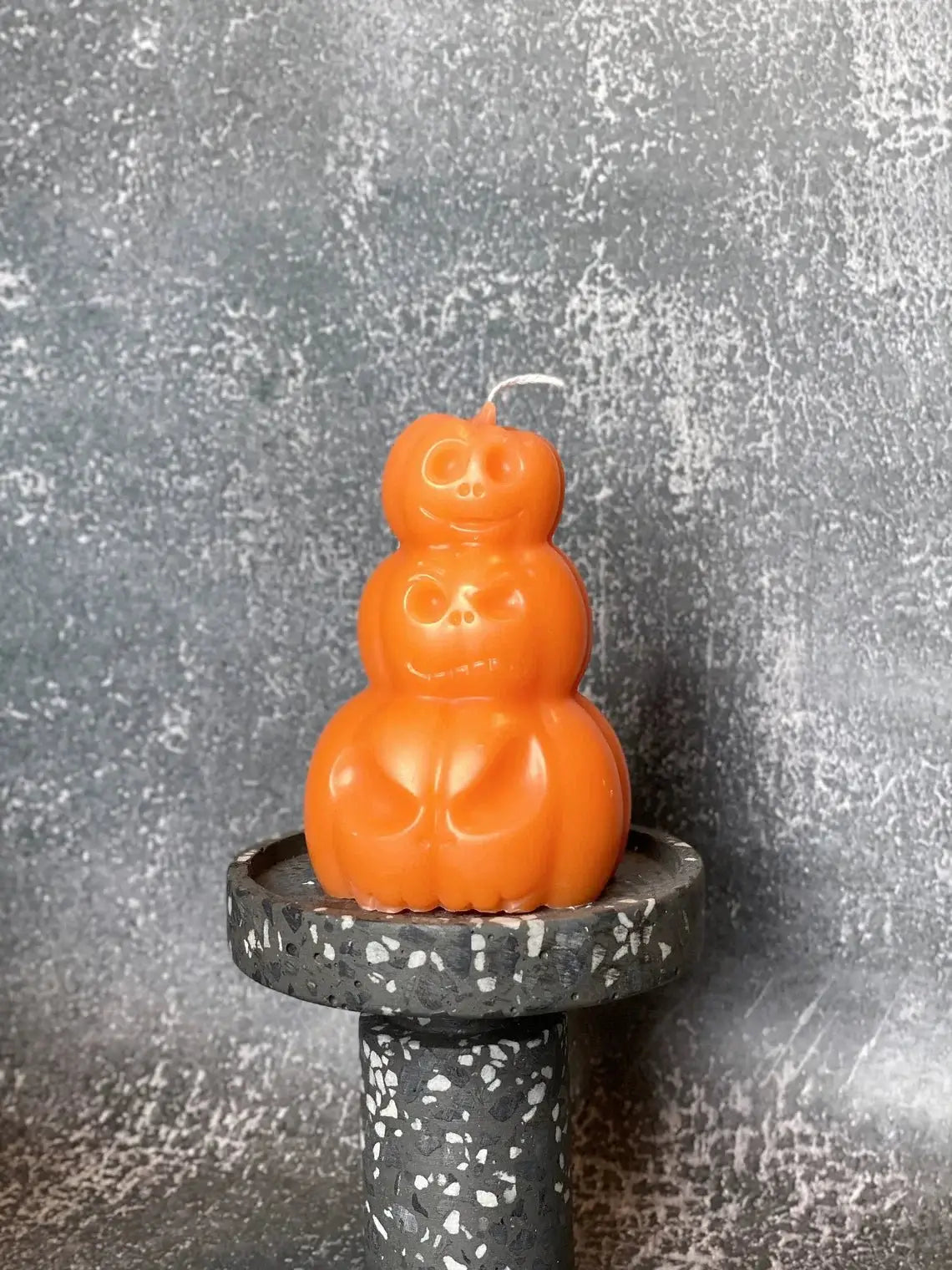 Handmade Pumpkin Candles for a Festive and Fun Atmosphere